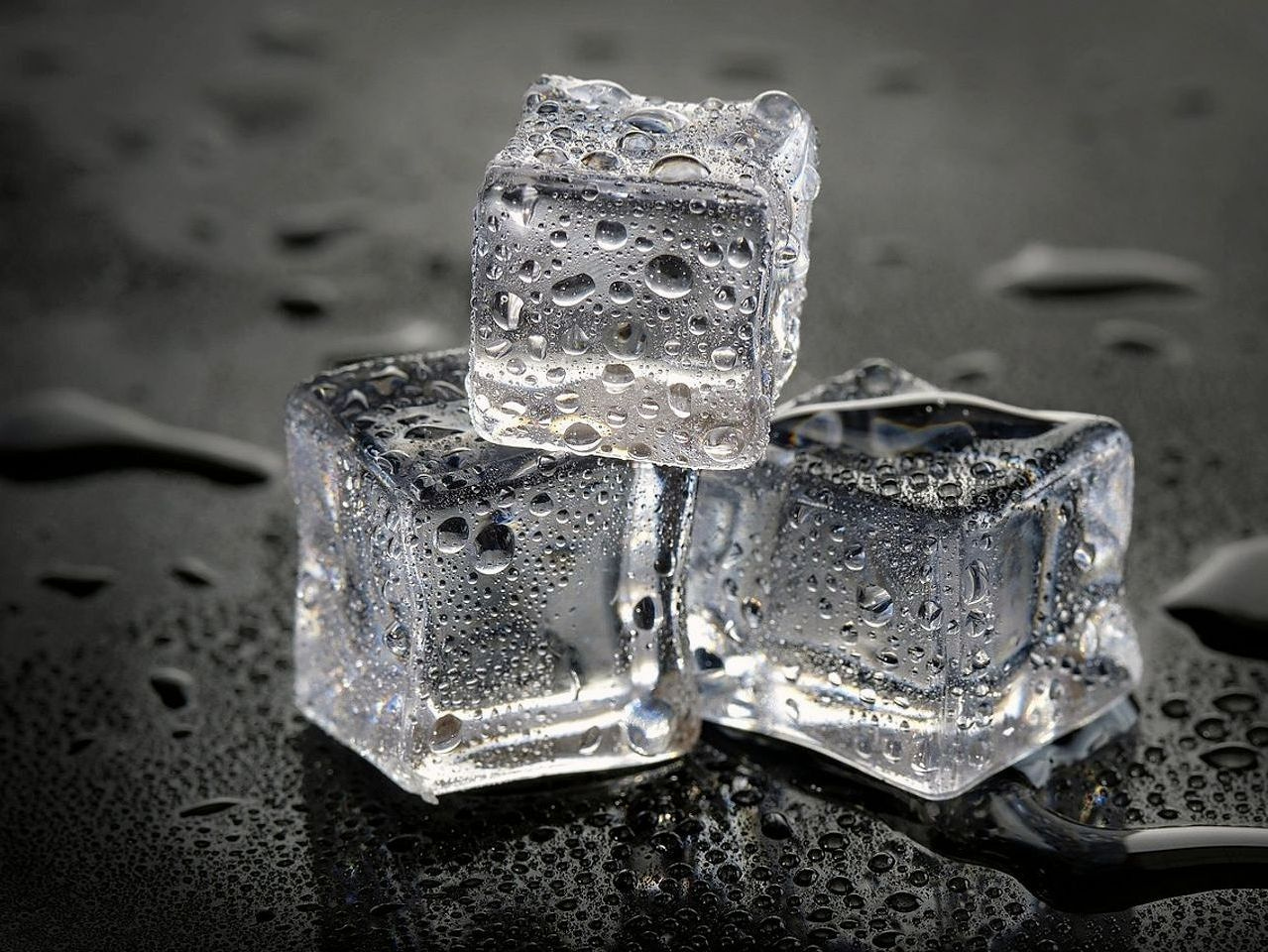 Poço de água doce através do gelo fino